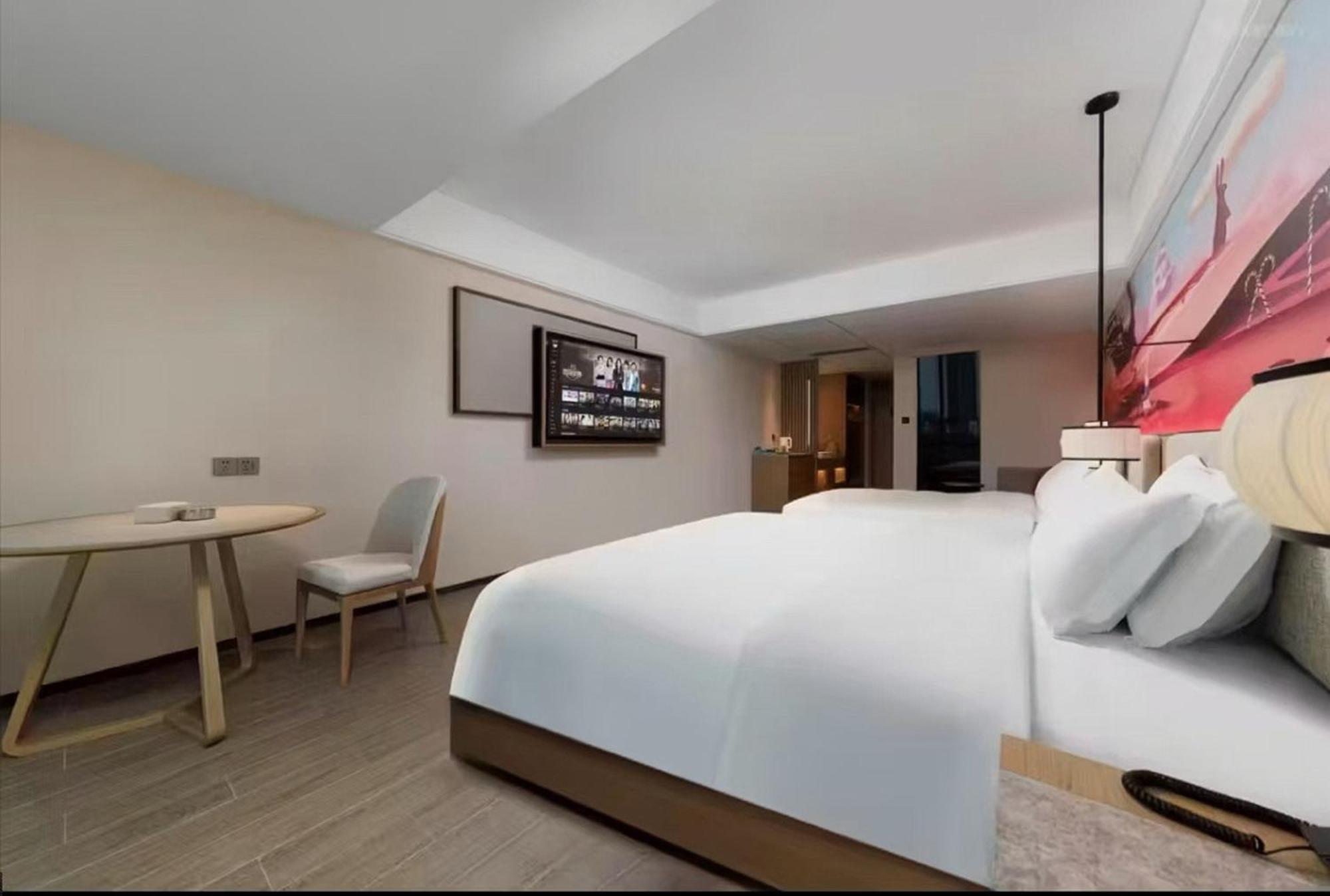 Mehood Lestie International Hotel Nancun Wanbo Metro Station Branch - Free Shuttle Bus To Canton Fair Complex During Canton Fair Period & Free Breakfast & Free Afternoon Tea & Free Midnight Snack & Free Vpn Internet Access Экстерьер фото