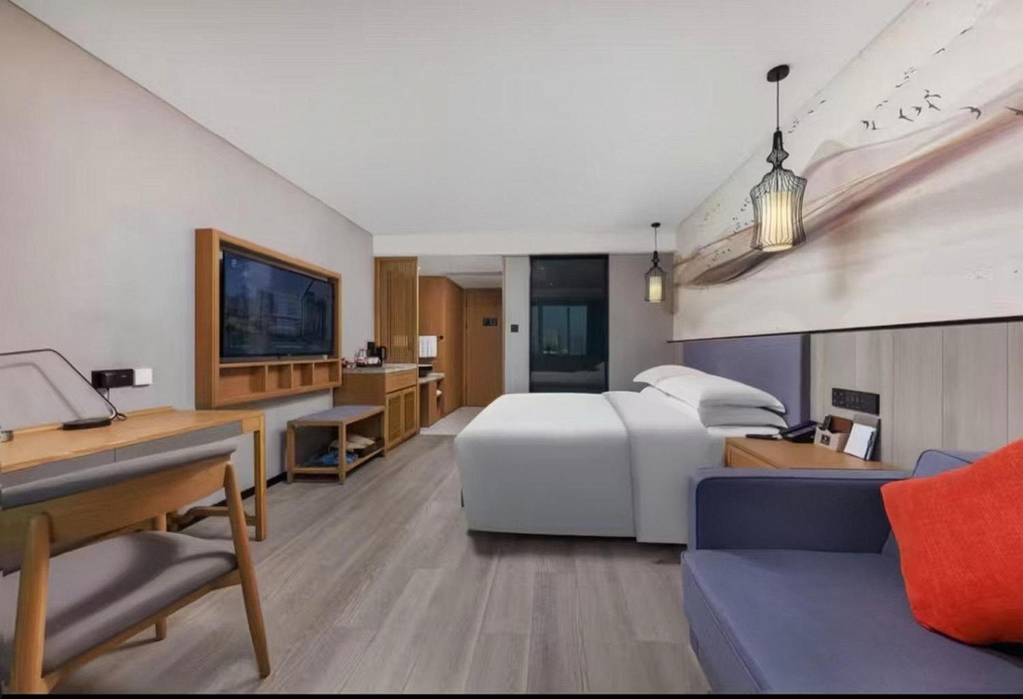 Mehood Lestie International Hotel Nancun Wanbo Metro Station Branch - Free Shuttle Bus To Canton Fair Complex During Canton Fair Period & Free Breakfast & Free Afternoon Tea & Free Midnight Snack & Free Vpn Internet Access Экстерьер фото
