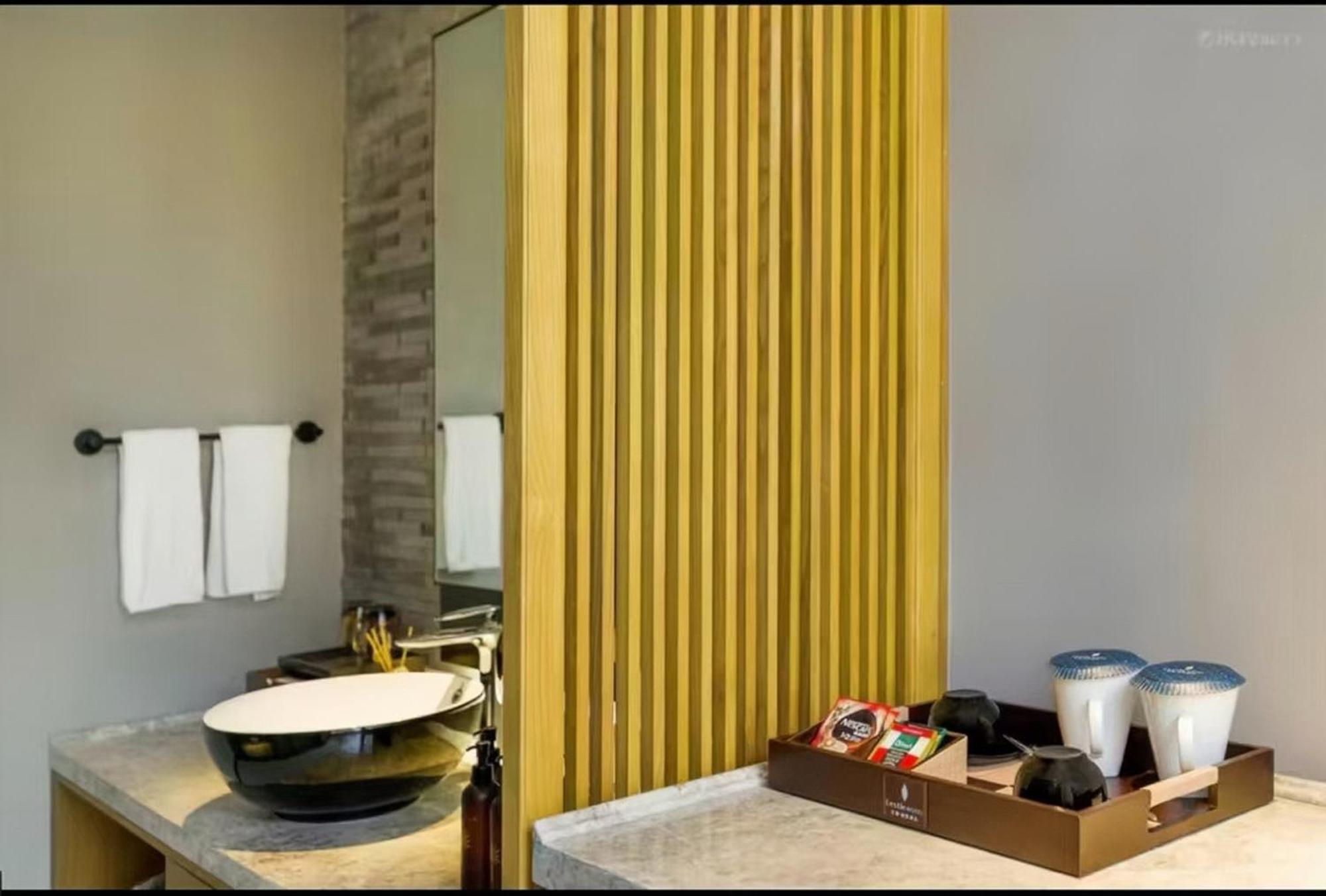 Mehood Lestie International Hotel Nancun Wanbo Metro Station Branch - Free Shuttle Bus To Canton Fair Complex During Canton Fair Period & Free Breakfast & Free Afternoon Tea & Free Midnight Snack & Free Vpn Internet Access Экстерьер фото
